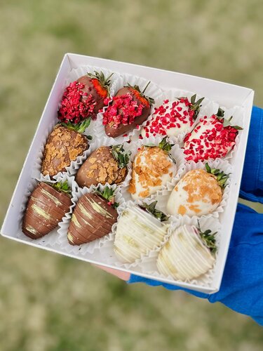 Изображение товара Набор из клубники в белом и молочном шоколаде «Happy day», сладкий подарок, 9-12 шт