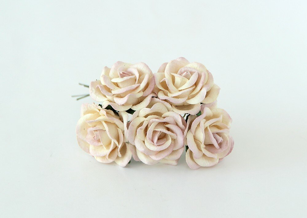 Розы макси 4 см с закругленными лепестками, молочные со светло-сиреневым, 5 шт