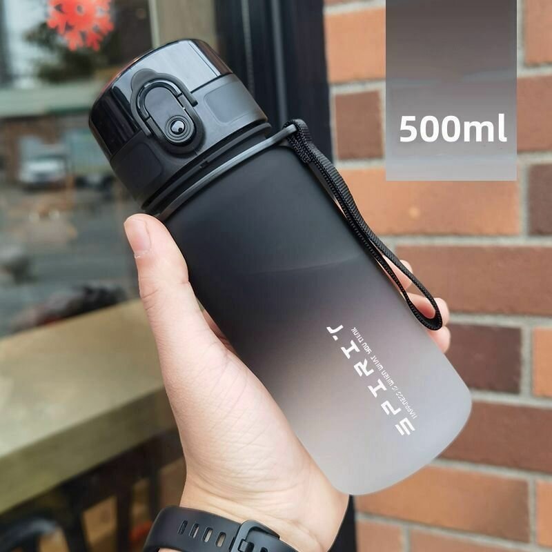 Спортивная бутылка для воды, 500 мл, Питьевая фитнес бутылка, с откидывающейся крышкой и ремешком для переноски, сито-фильтр, с замком от проливания, черно-белый