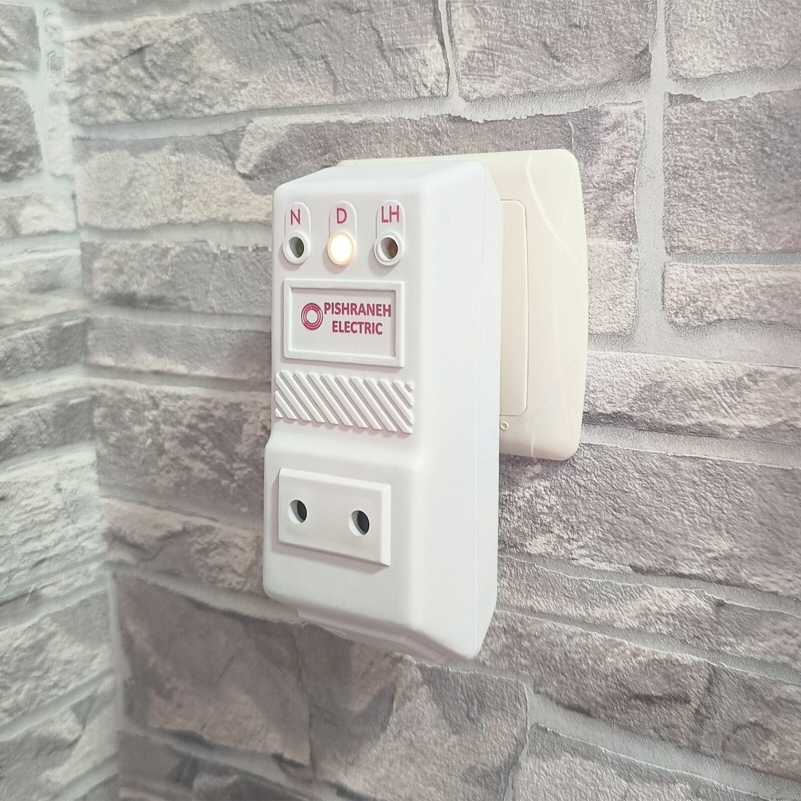 Реле напряжения в розетку — фото 1