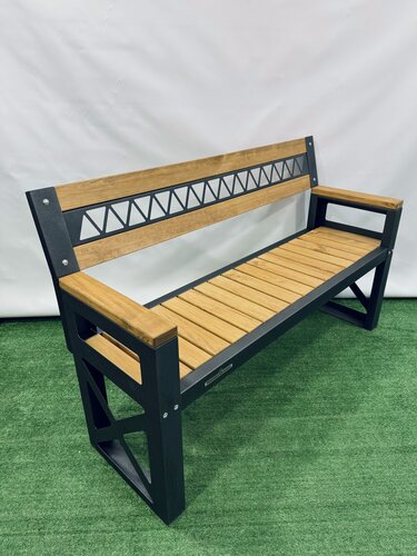 Изображение товара Скамейка Feroom Group "ГеоМетрия", дерево/металл, с подлокотниками, прочная спинка, 141х46х90 см