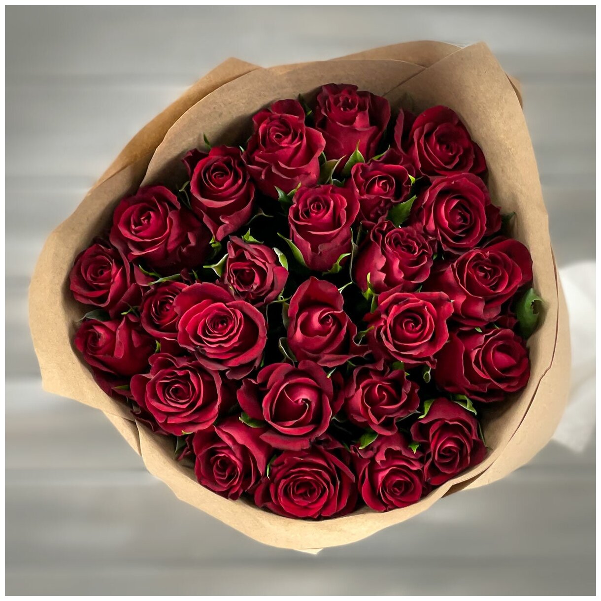 Букет живых цветов из 21 красной розы 40см в крафте