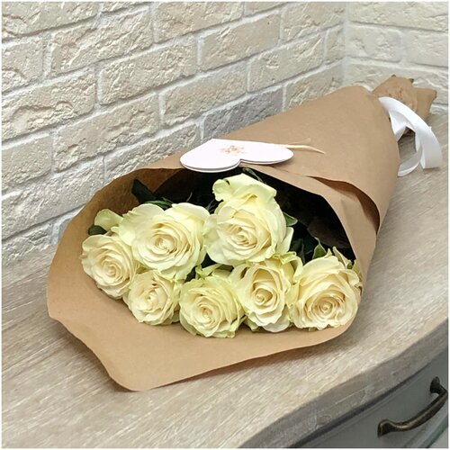 Белые розы 7 штук сорт Mondial (70 см) премиального качества в крафтовой бумаге