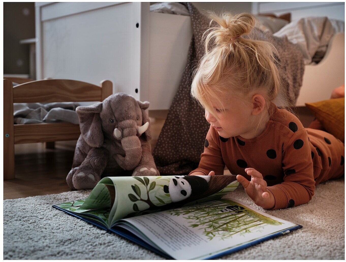 Комплект из двух серых плюшевых слонов на диване с другими игрушками ИКЕА