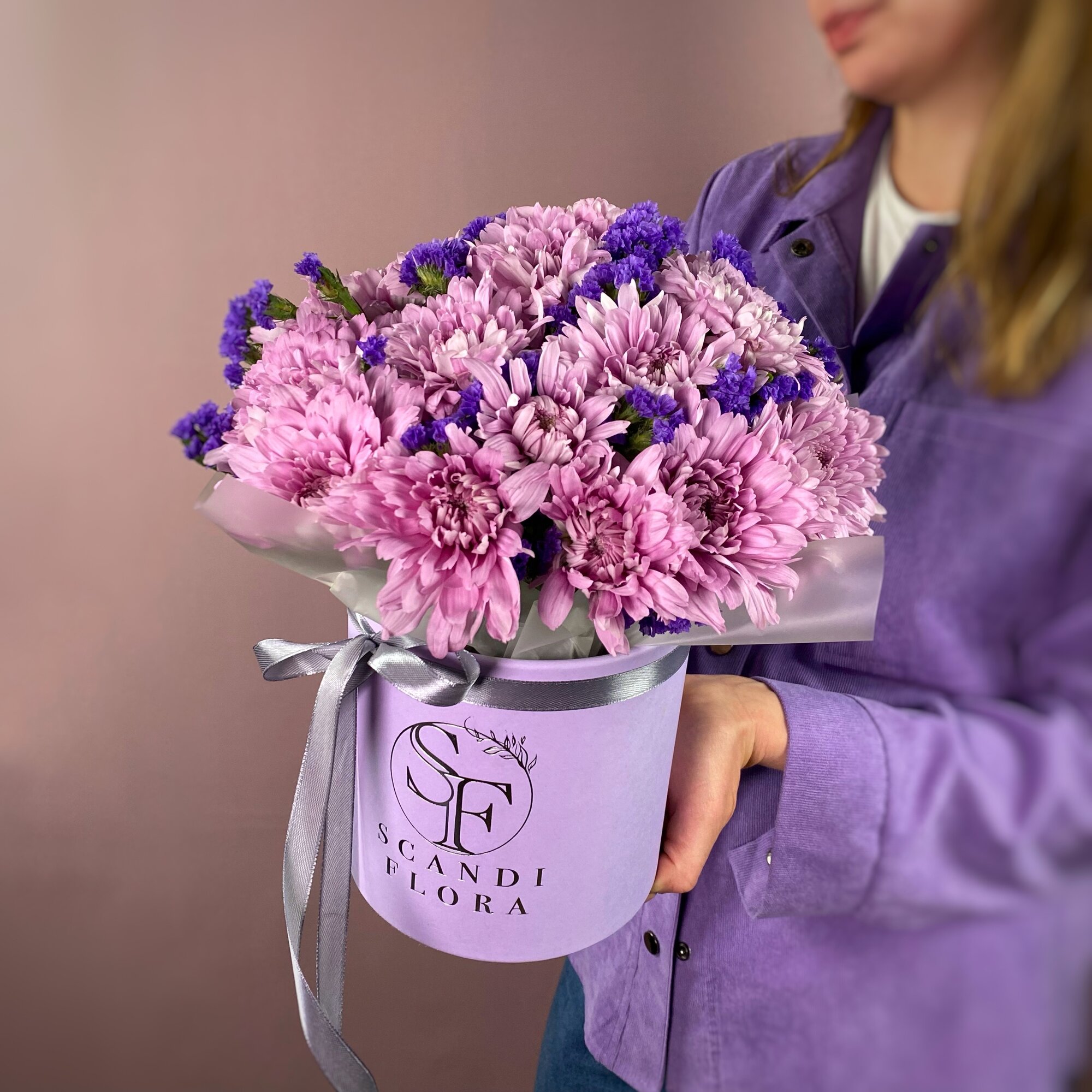 Цветы в шляпной коробке, розовая хризантема и статица. Букет 13 Scandi Flora