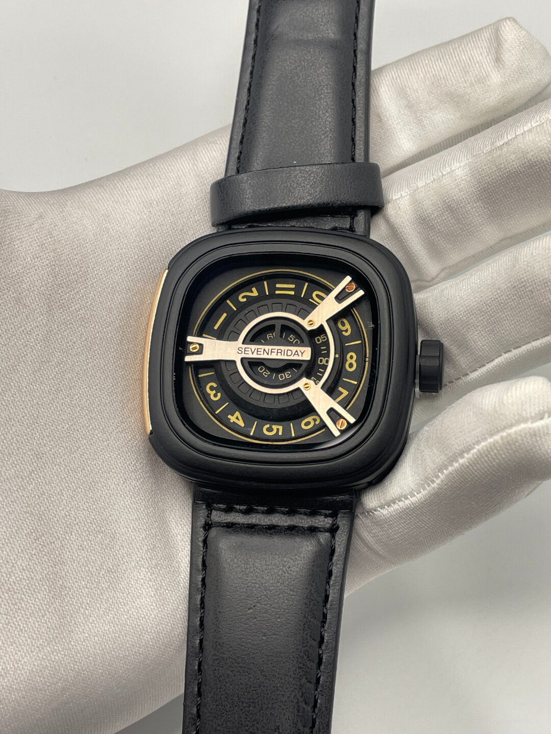 Наручные часы SEVENFRIDAY, черный