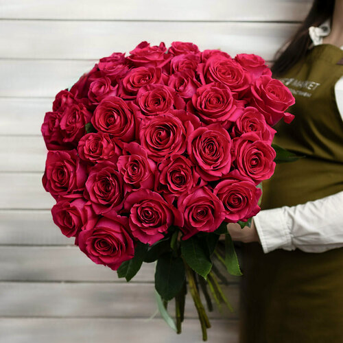 Изображение товара 33 малиновые розы Эквадор, высота 50 см, монобукет от Букет Маркет
