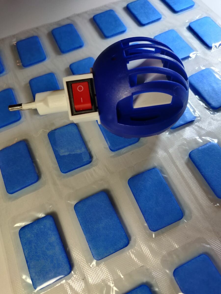 Фумигатор работает в комнате с включенным кондиционером и закрытыми окнами