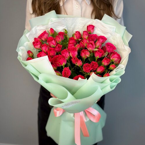 Изображение товара Букет из 9 кустовых ярко малиновых роз в стильной упаковке. «365 Поводов» - живые цветы с доставкой