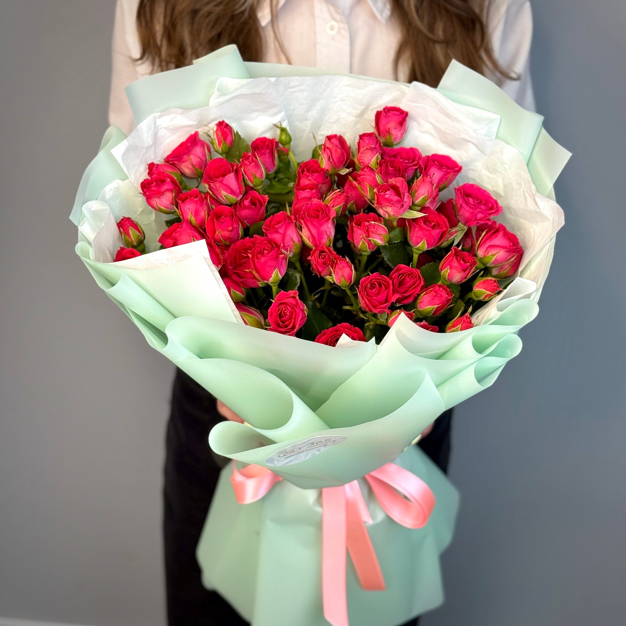 Букет из 9 кустовых ярко малиновых роз в стильной упаковке. «365 Поводов» - живые цветы с доставкой