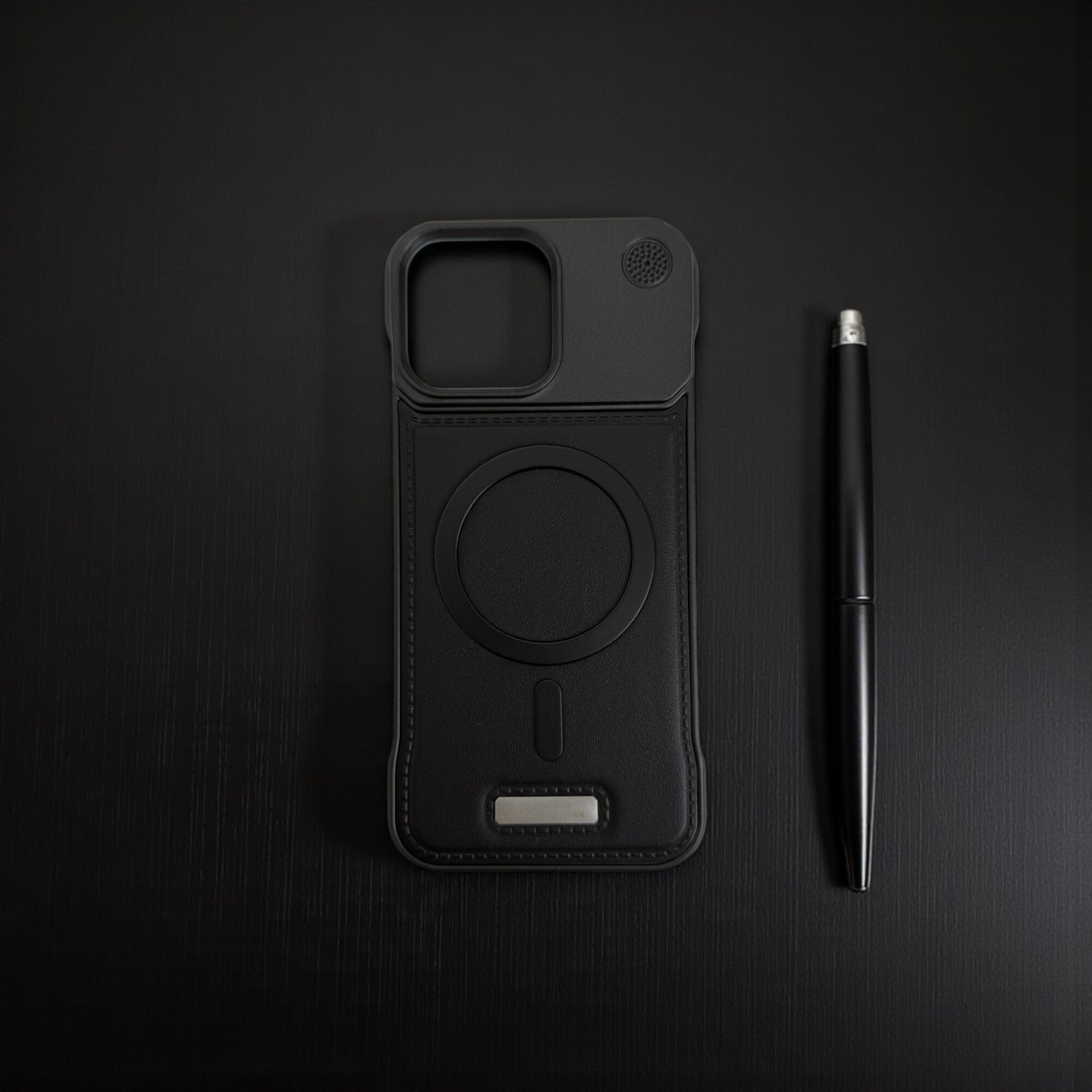 Чехол для iPhone 16 Pro Max из эко-кожи с металлическим дизайном, премиум, защитный, стильный и современный