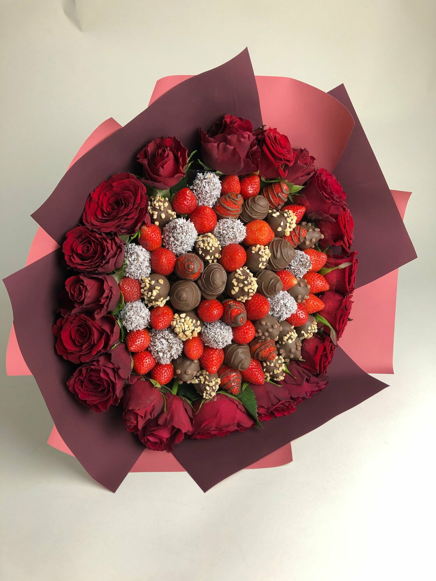 Букет "ALLURE chocolate", клубника в молочном шоколаде, красные розы, 19 штук
