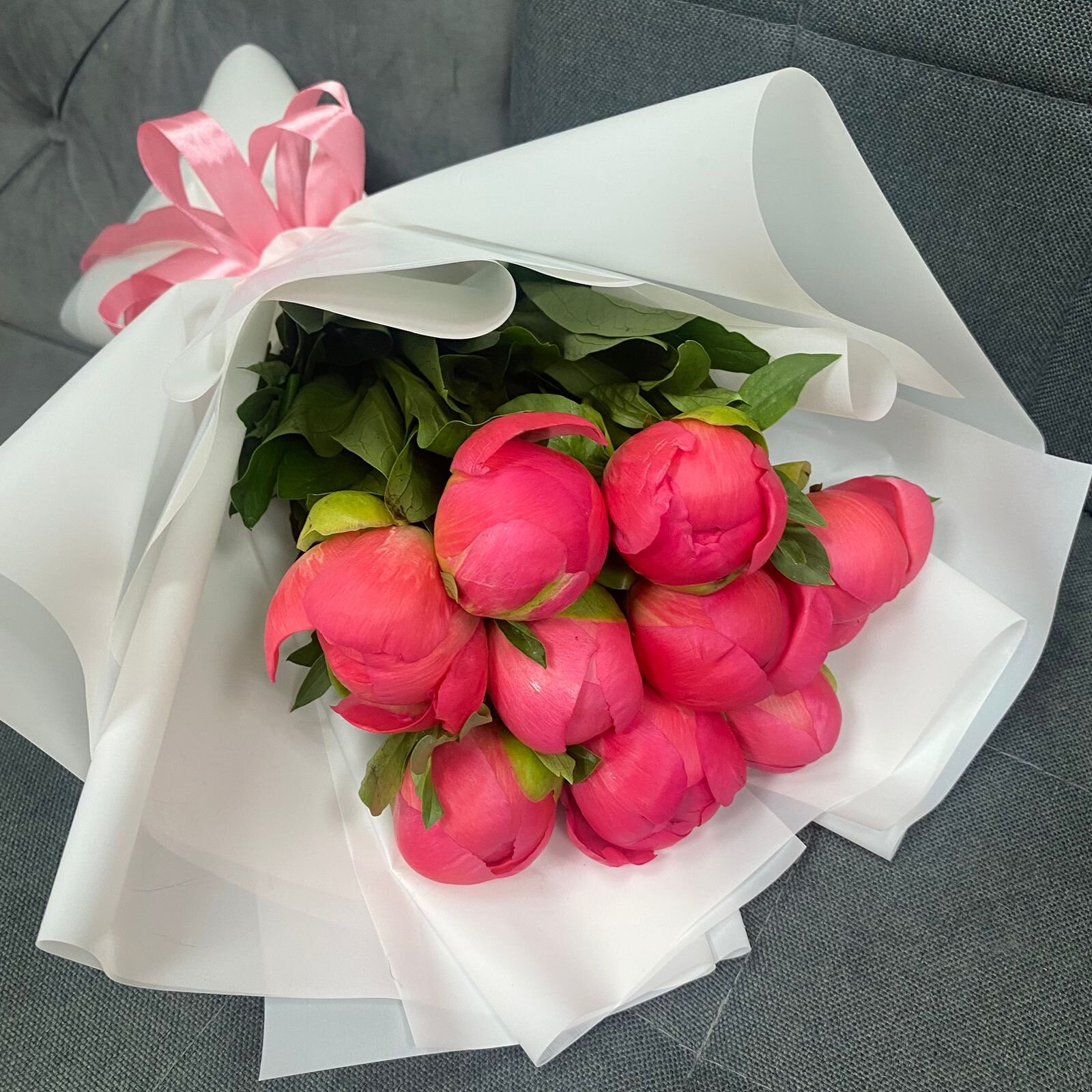 Монобукет из 9 коралловых пионов в белой матовой пленке (45-50 см)