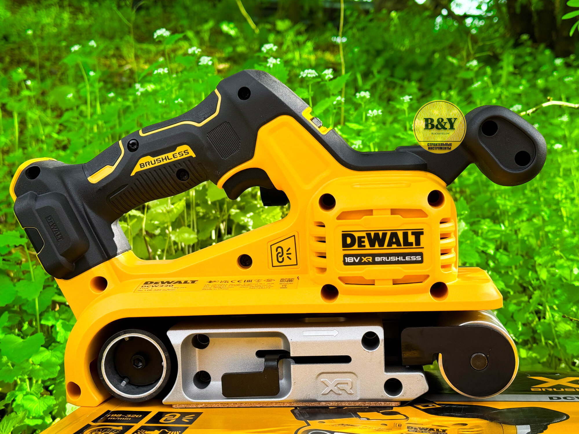 Аккумуляторная ленточная шлифмашина DeWALT DCW220N 18В без АКБ и ЗУ в коробке