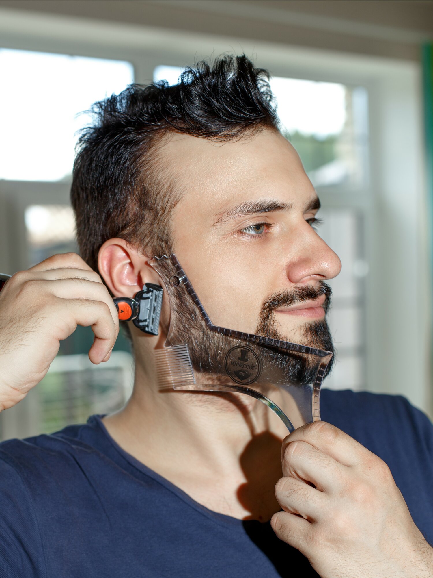 Трафарет для бритья бороды и усов Manecode - Шаблон для создания ровной линии щетины - Лекало с расческой из гипоаллергенного пластика