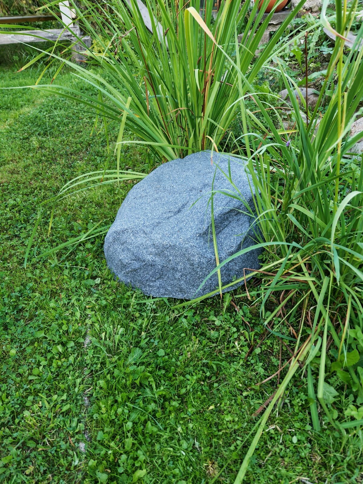 Валун декоративный для сада стеклопластик на люк D50 цвет серый