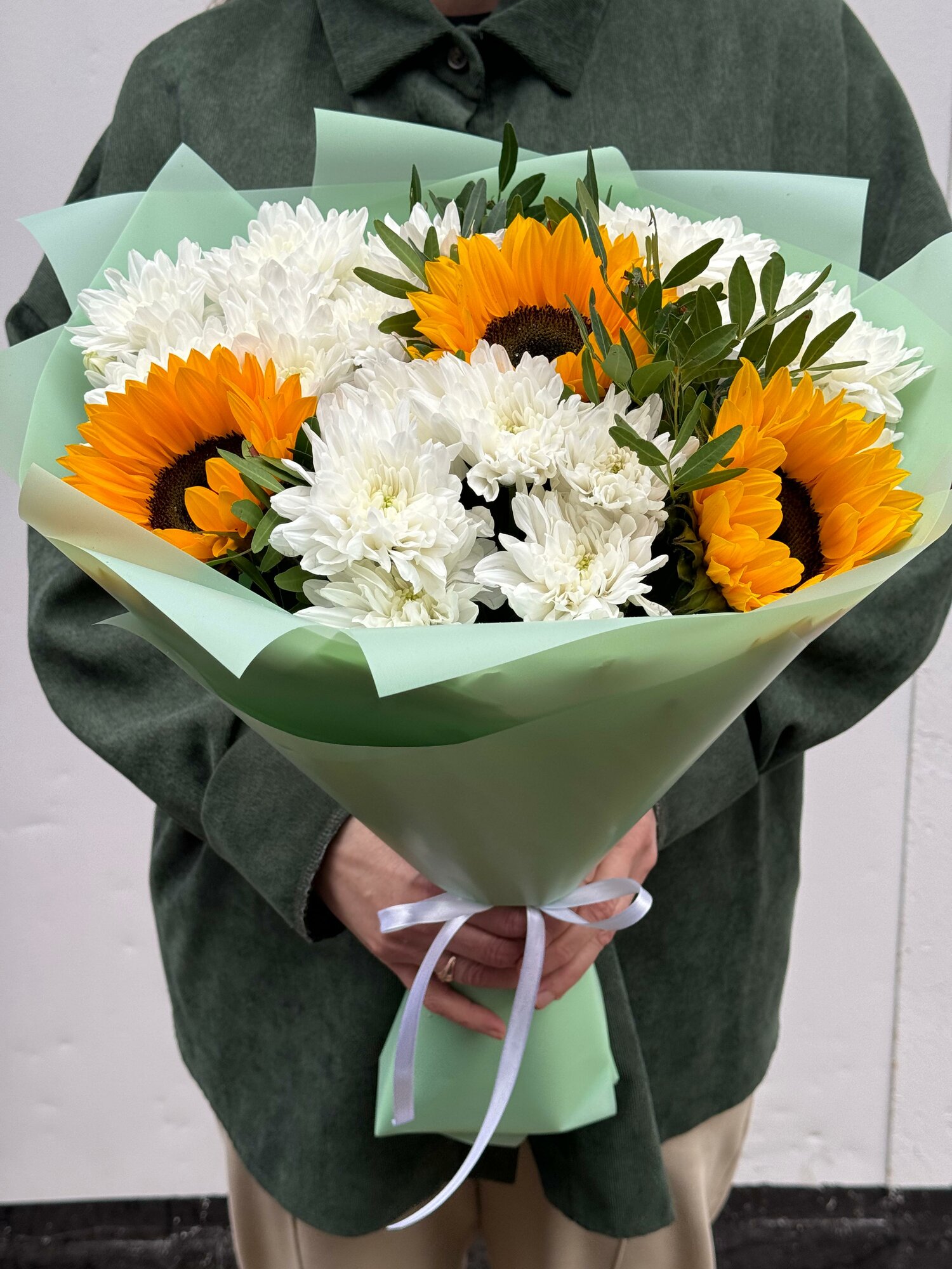 Букет из подсолнухов и хризантем с фисташкой Солнечное настроение