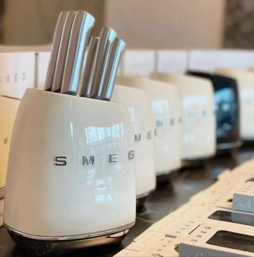 Набор кухонных ножей SMEG из 6-ти ножом разных размеров, с подставкой, изготовлен из острой нержавеющей стали.