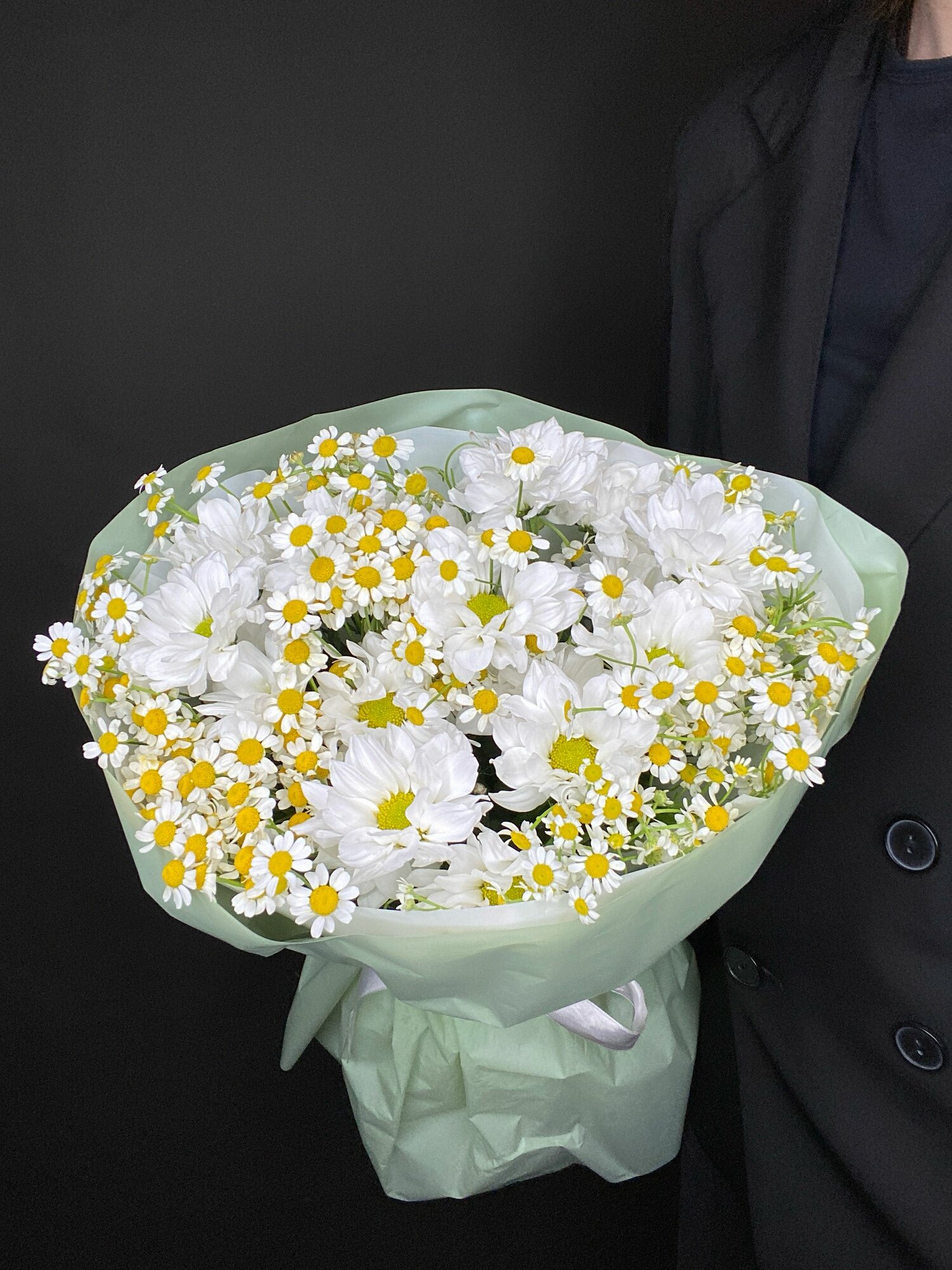 Ароматный букет (хризантемы - 3 шт) высота букета 50 см ширина 25 см