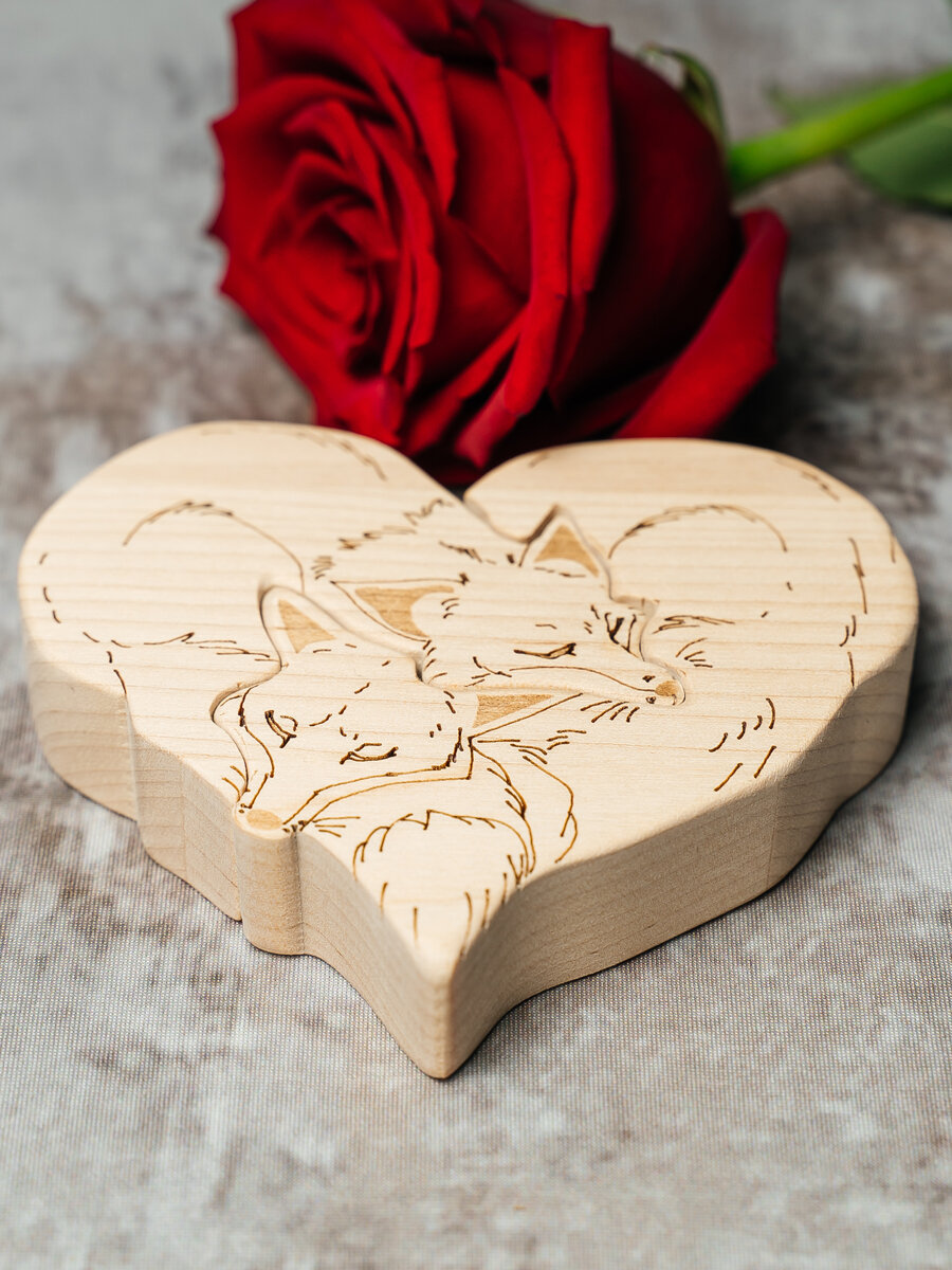 Статуэтка деревянная влюбленные лисы — фото 1