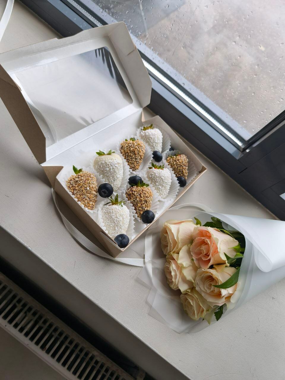 Композиция "Букетная Нежность Sweet Berry" букет из 5 бежевых роз и набор клубники в шоколаде