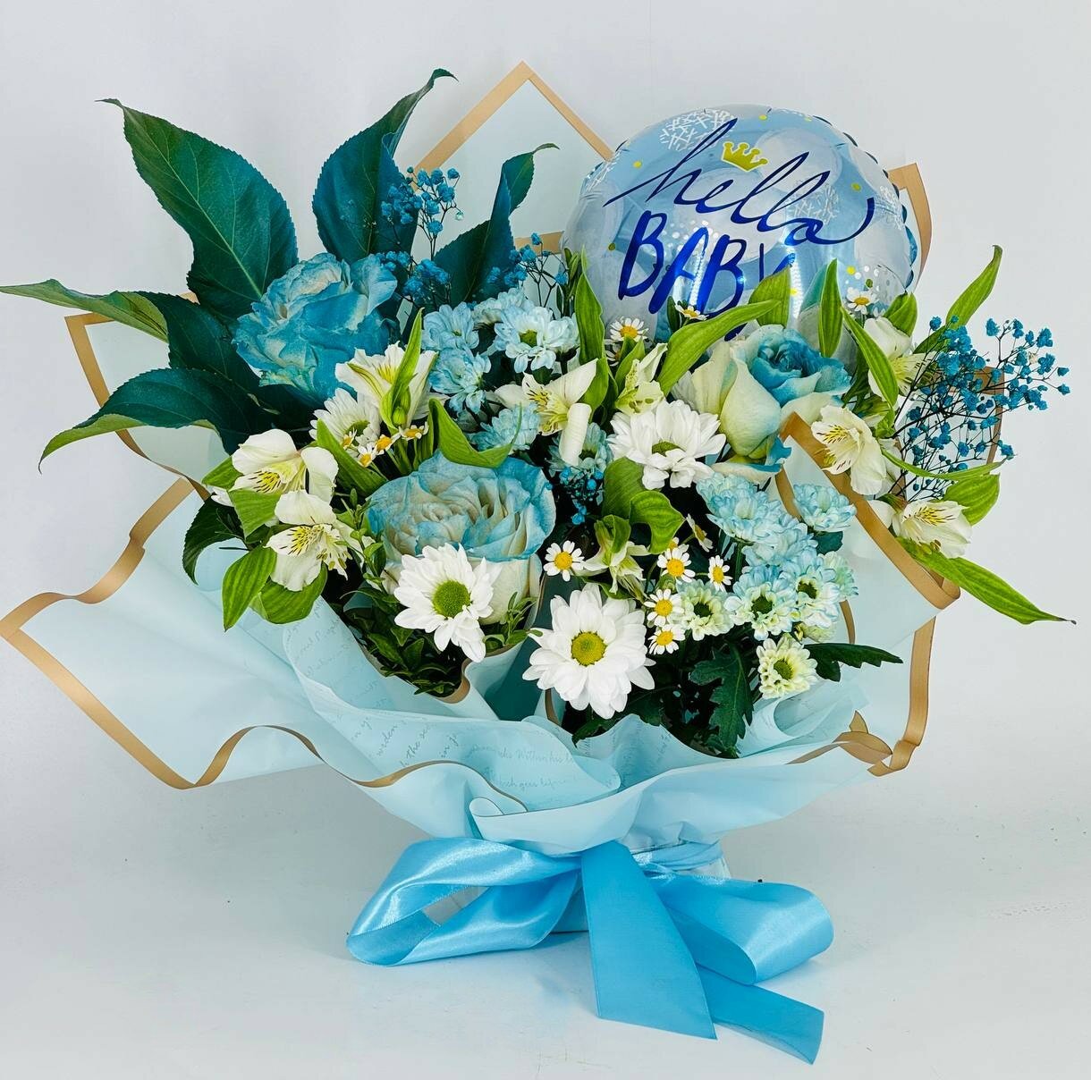 Букет роз альстромерий полевых ромашек танацетум и хризантем с шариком на выписку из роддома
