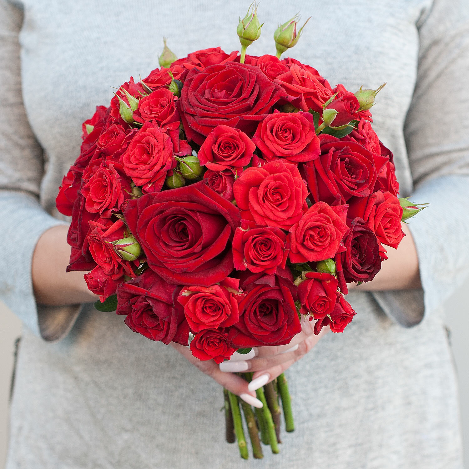 Свадебный букет невесты из красных роз и кустовых роз "Обжигающая"(с бутоньеркой)