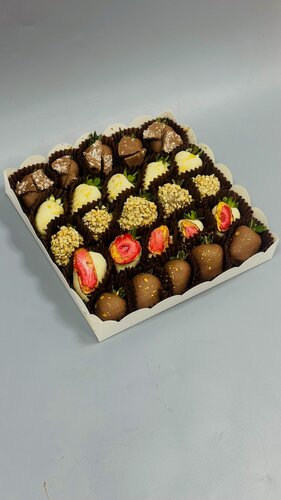 Изображение товара Набор клубника в шоколаде «Bills» (20-25 штук) в подарочной упаковке