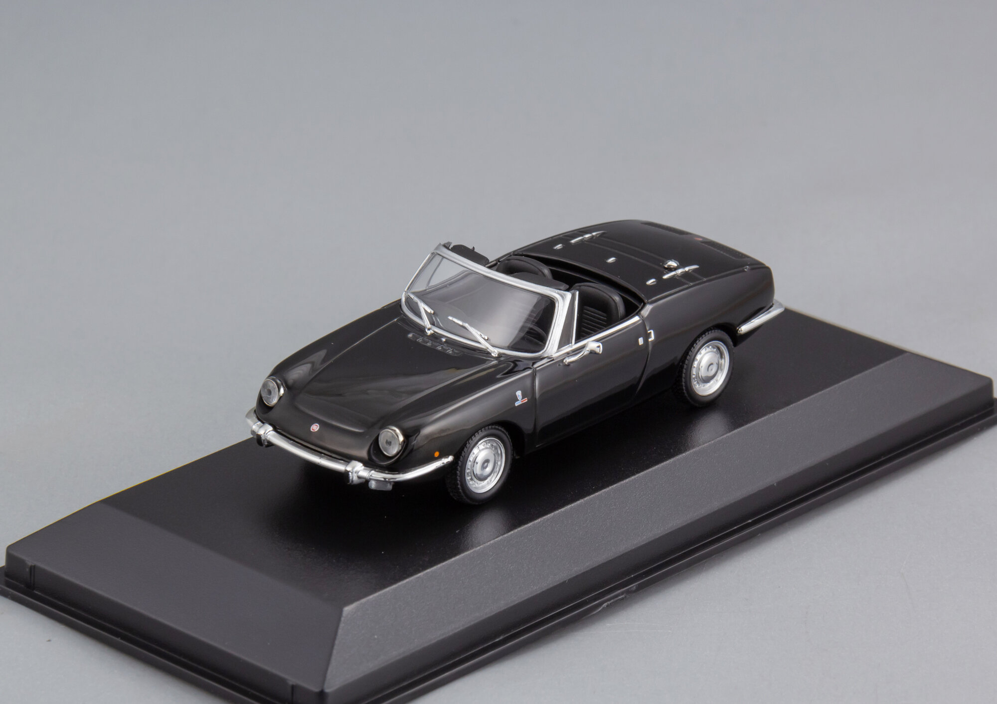 1:43 Fiat 850 Sport Spider - 1968, Коллекционная масштабная модель от Maxichamps