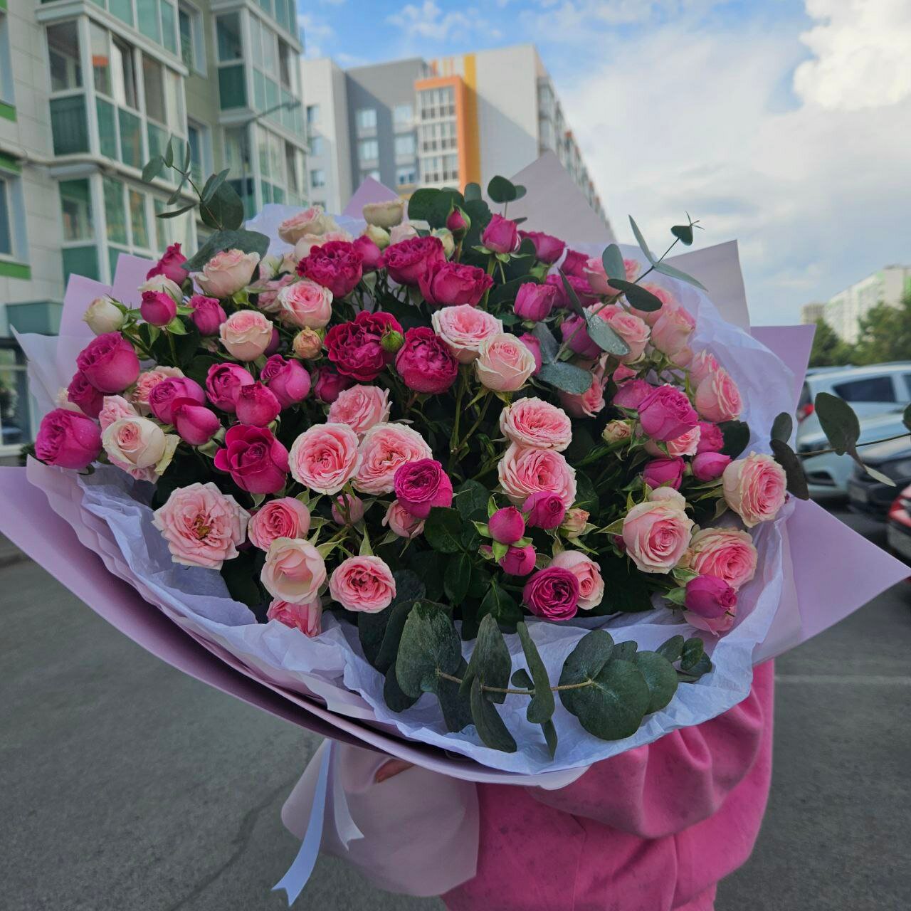 Красивый букет с кустовыми розами 19 шт, доставка цветов по Казани.
