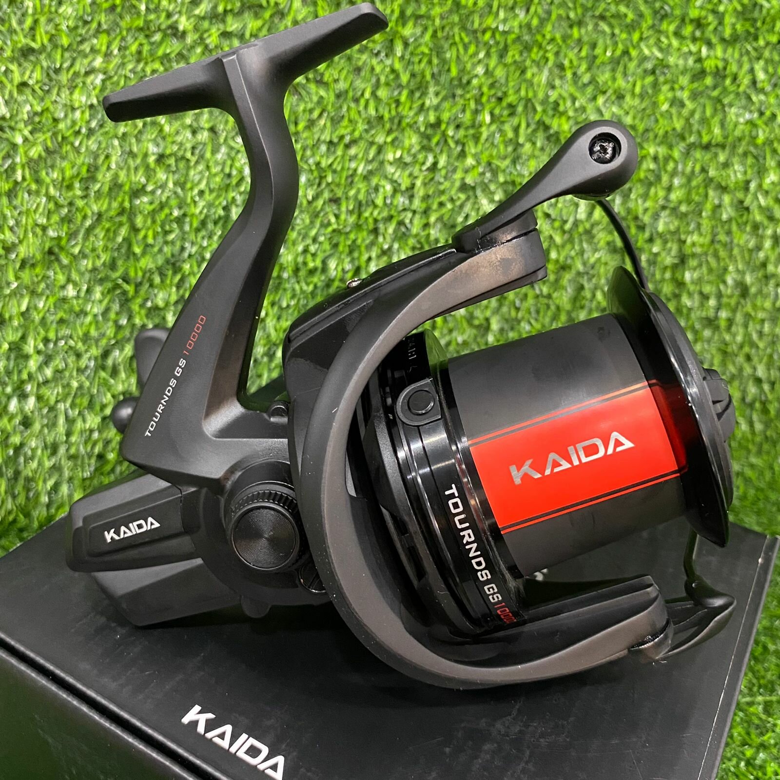 Катушка карповая Kaida TOURNDS GS 10000, черная, безынерционна