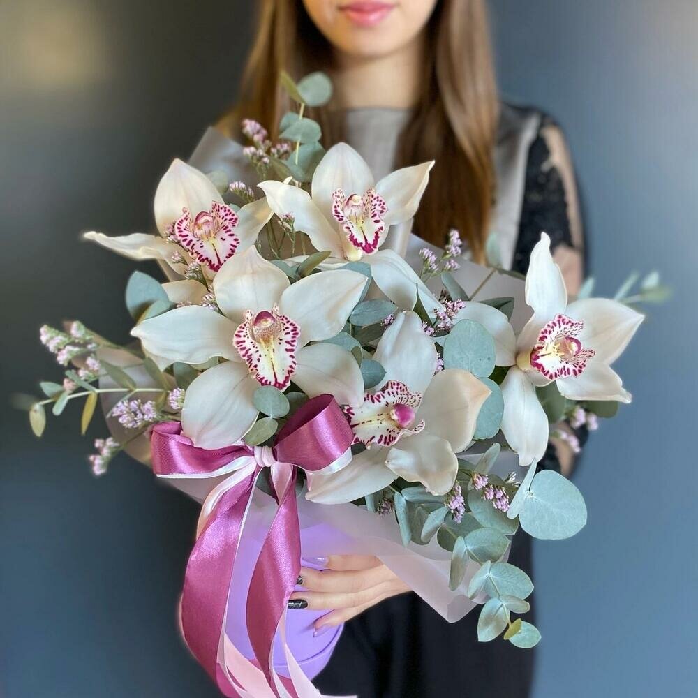 Цветы в коробке из орхидей эвкалипта и лимониума. Композиция 242 Milin bouquet