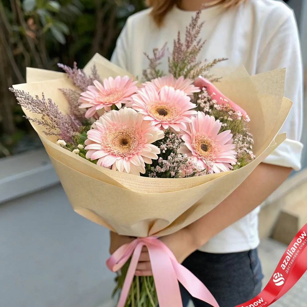 Букет из 7 розовых мини - гербер в кремовой бумаге 