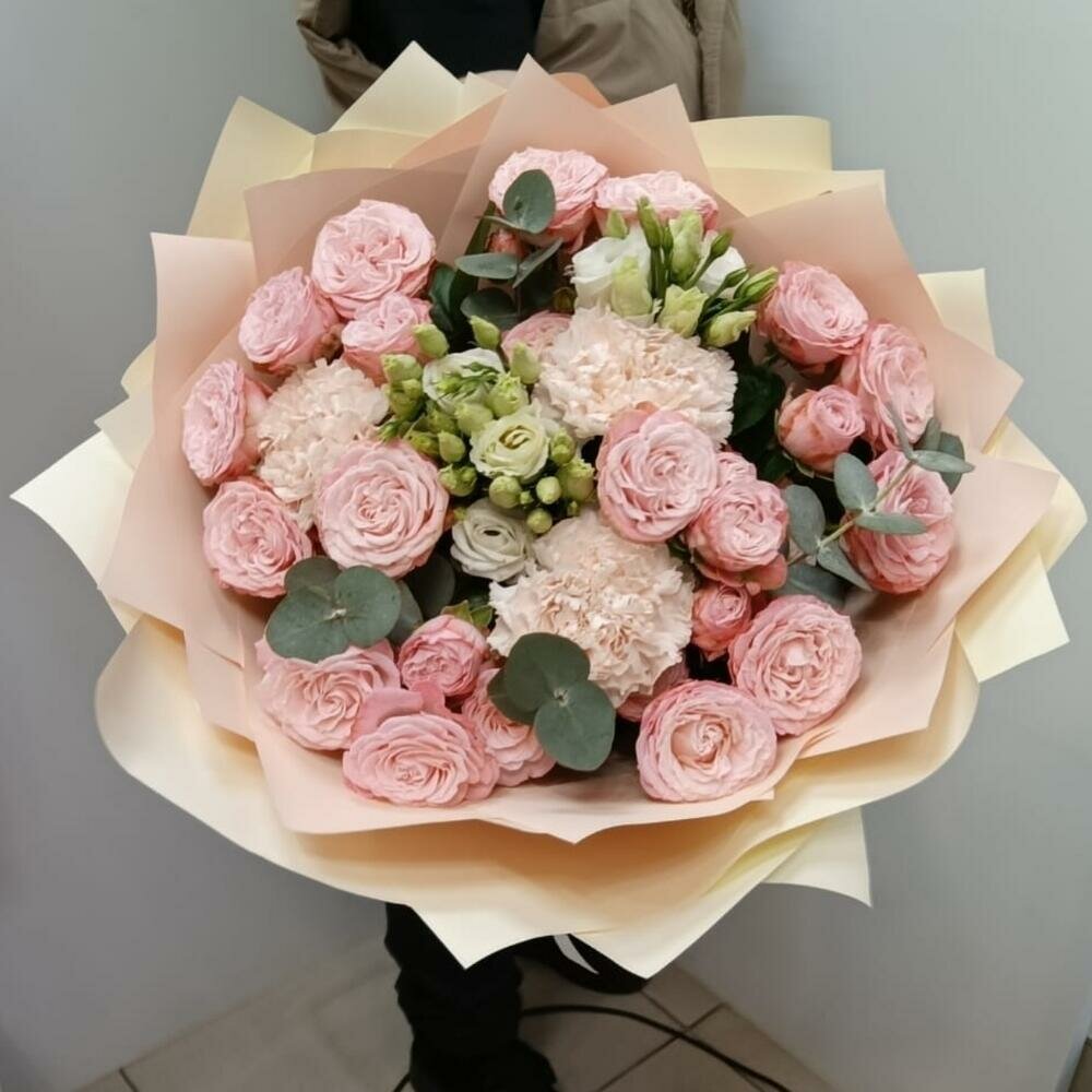 Букет из кустовой пионовидной розы эвкалипта эустомы диантуса