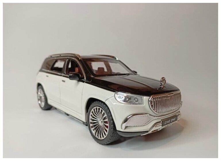 Коллекционная машинка игрушка металлическая Мерседес GLS Maybach для мальчиков масштабная модель 1:24 белая