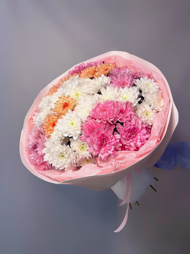 Изображение товара Сборный Букет из 11 кустовых разноцветных хризантем в фоамиране, в стильной упаковке