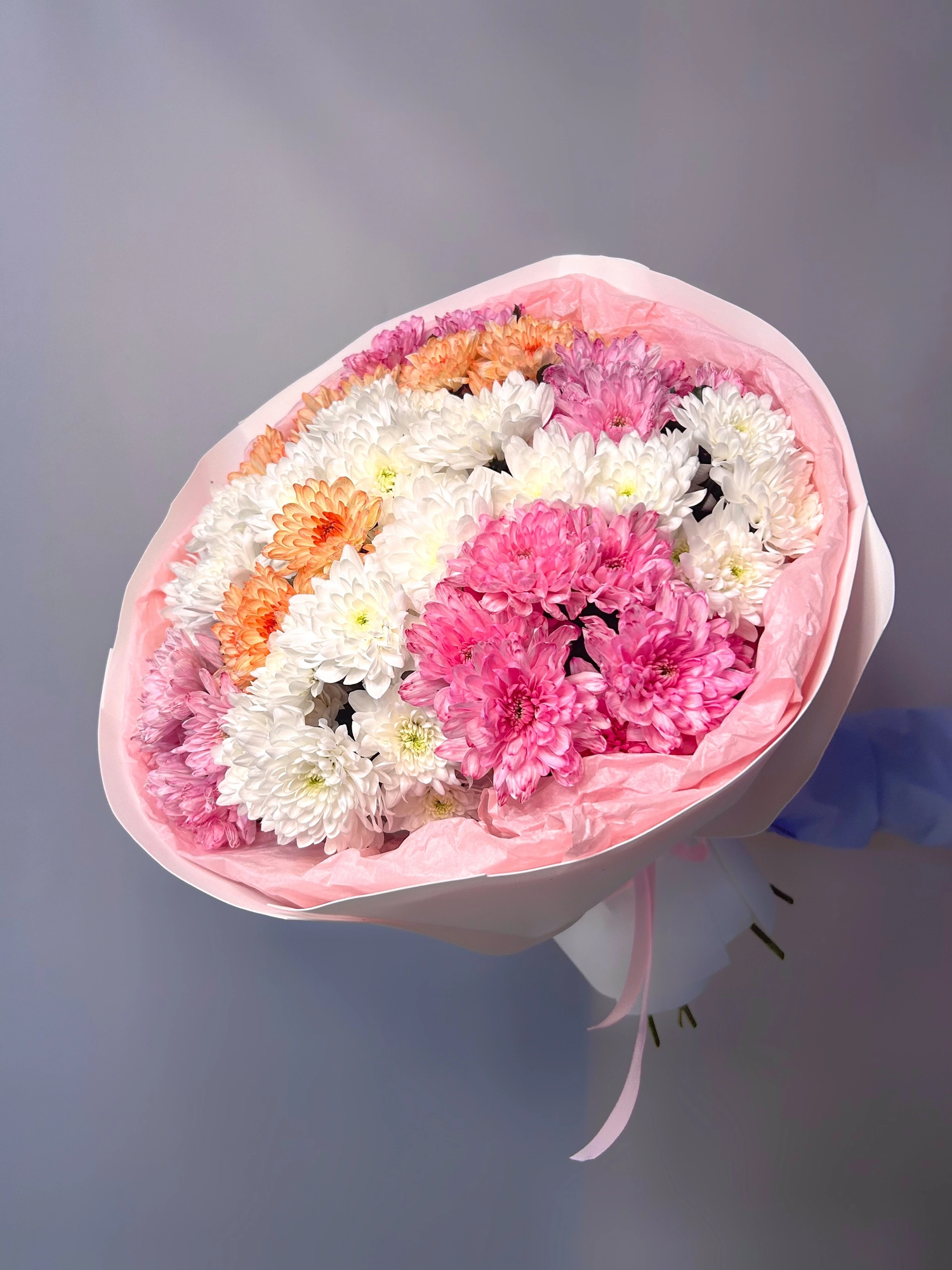 Сборный Букет из 11 кустовых разноцветных хризантем в фоамиране в стильной упаковке