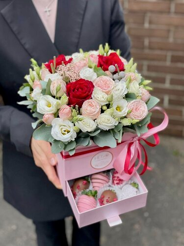 Изображение товара Шкатулка с цветами, 9 клубник в белом, розовом и молочном шоколаде, малина, кокос, микс цветов, Berry mood 5, M, размер