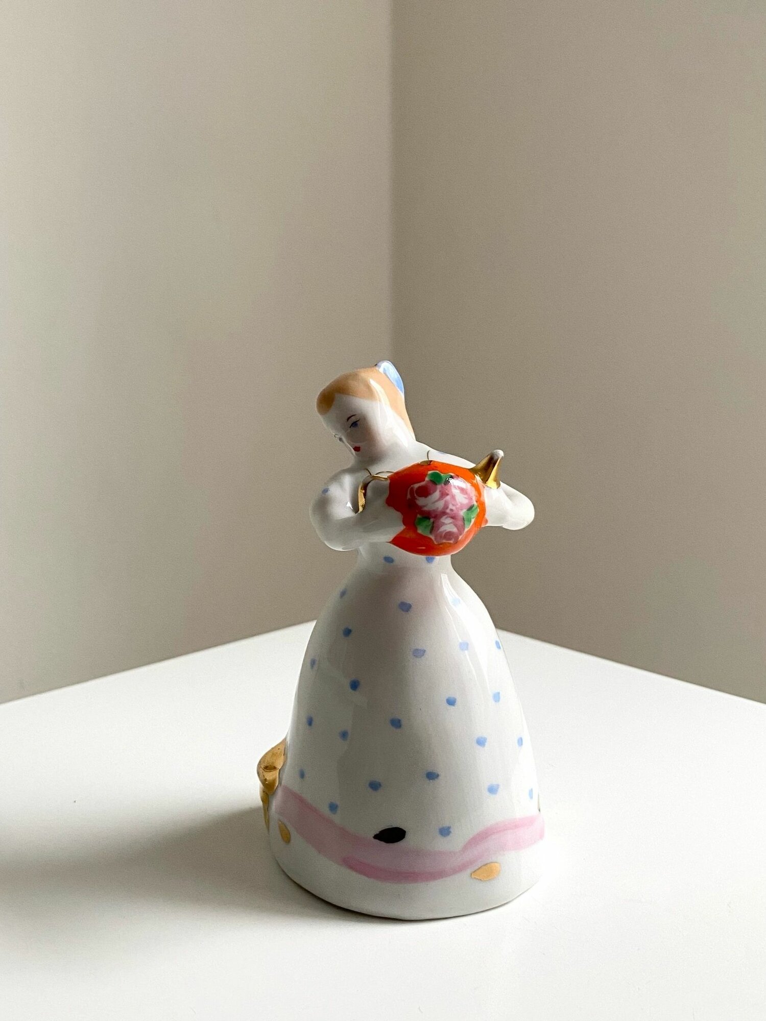 Статуэтка "Девушка с чайником и котом" Дулево. Фарфор. СССР. Позолота. Высота: 12.5 см.