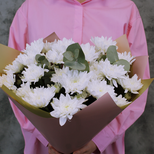 Изображение товара Букет из 5 белых кустовых хризантем с эвкалиптом в матовой пленке с атласной лентой от 2name flowers