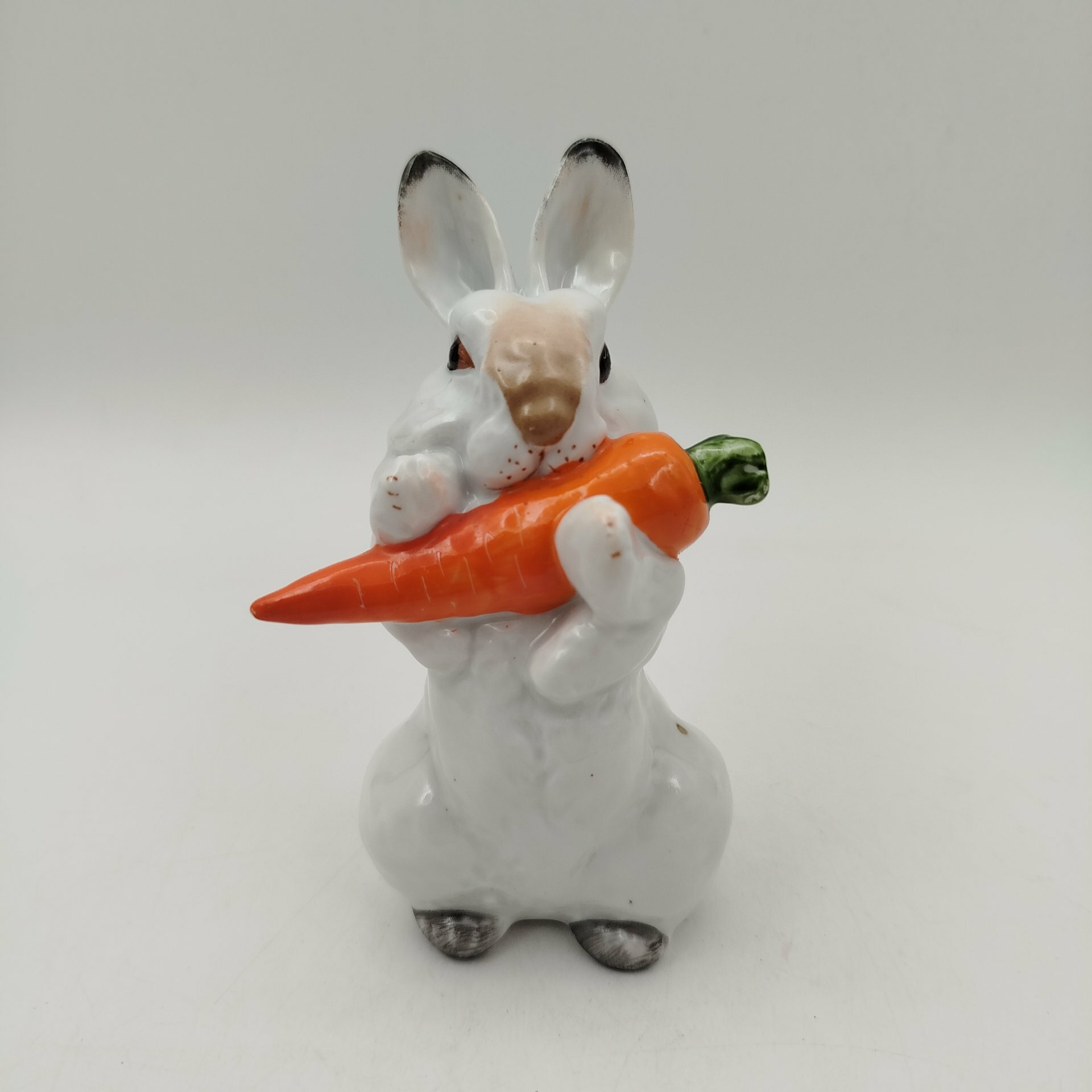 Статуэтка "Заяц с морковкой", скульптор Е. И. Чарушин, фарфор, роспись