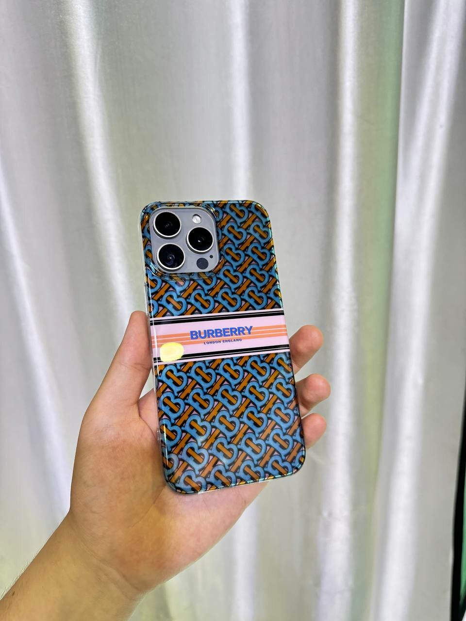 Чехол на iPhone 15 Pro Max BURBERRY обеспечивает дополнительную защиту от сильных ударов