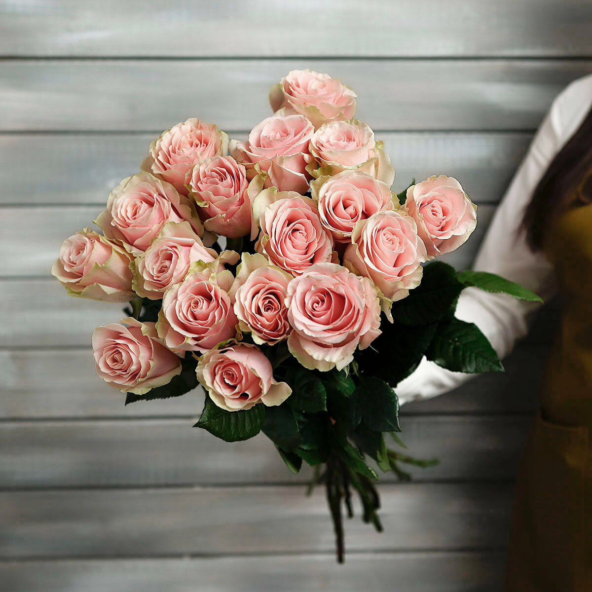 Монобукет Букет Маркет "Эквадор 60" розы 17 цветов оформление под ленту