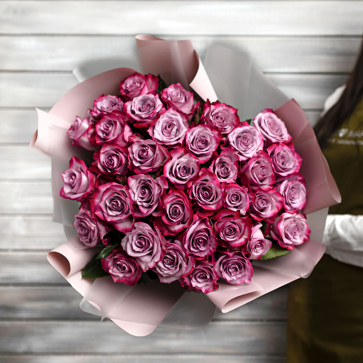 35 фиолетовых роз в упаковке Эквадор 50 см от Букет Маркет