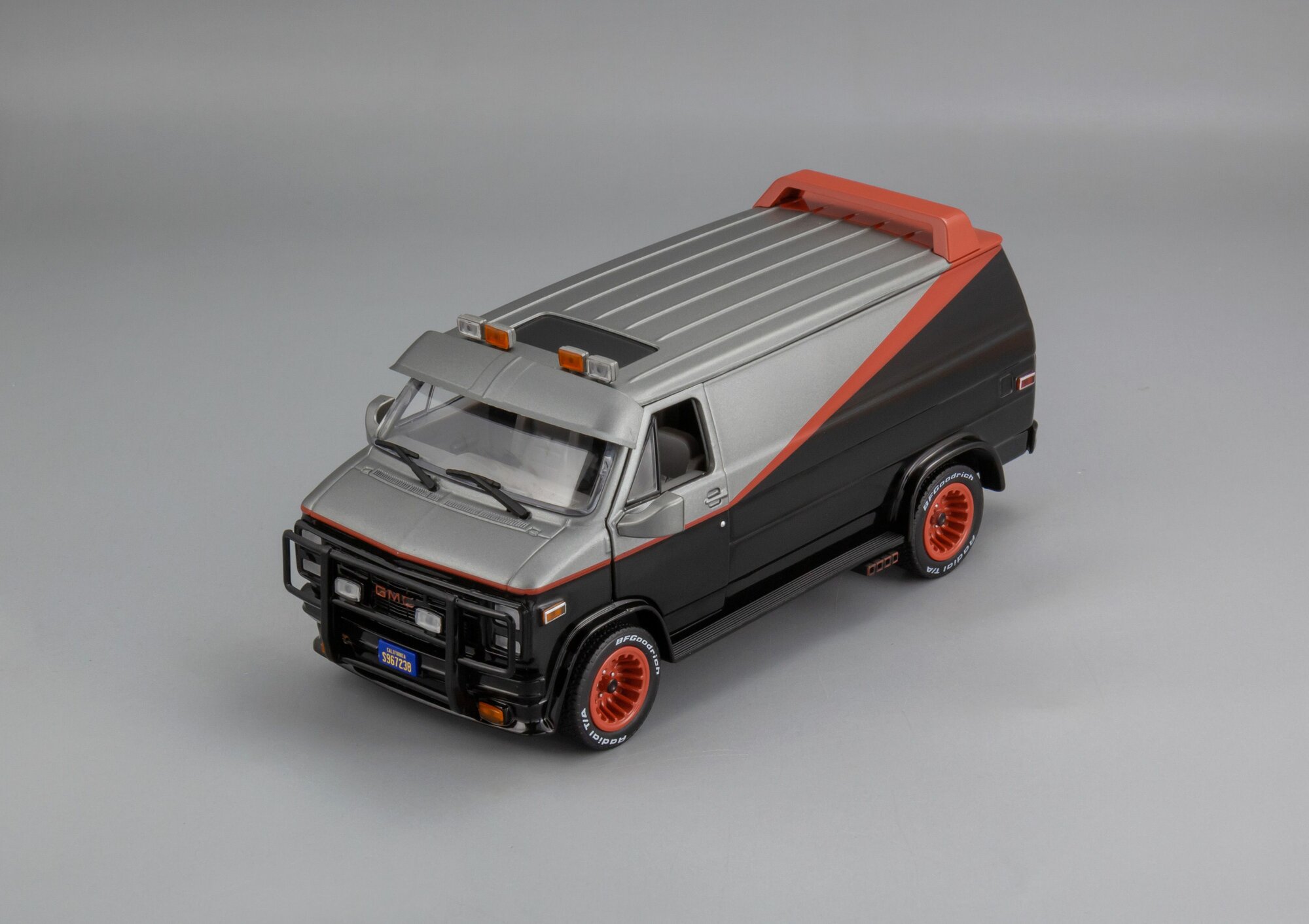 1:24 GMC Vandura (фургон) - 1983 (из телесериала 'Команда А"), Коллекционная масштабная модель от GreenLight