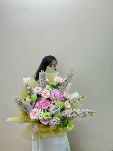 Изображение товара Букет живых цветов NURA FLOWERS, вибурнум 10, гортензия 3, дельфиниум 10, роза Россия 10