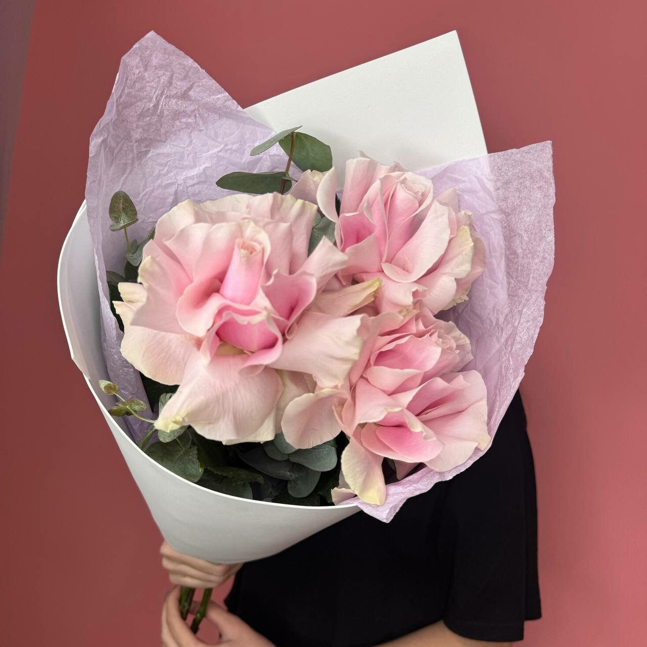 Букет из 3 французских роз Пинк Мондиаль и эвкалипта