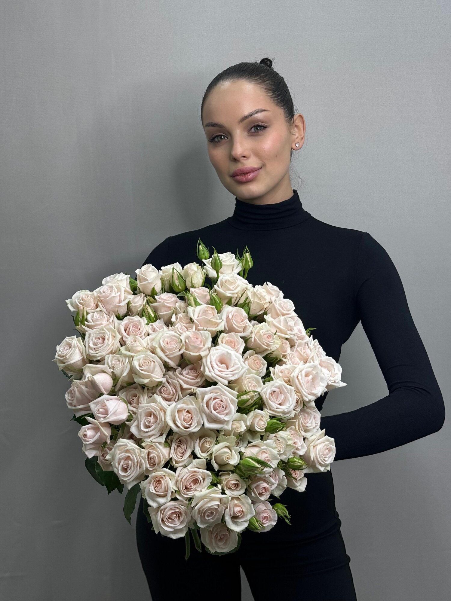 Монобукет "Экспрессия Роз" из 23 кремовых пахнущих кустовых роз высота 40 см без упаковки под ленту