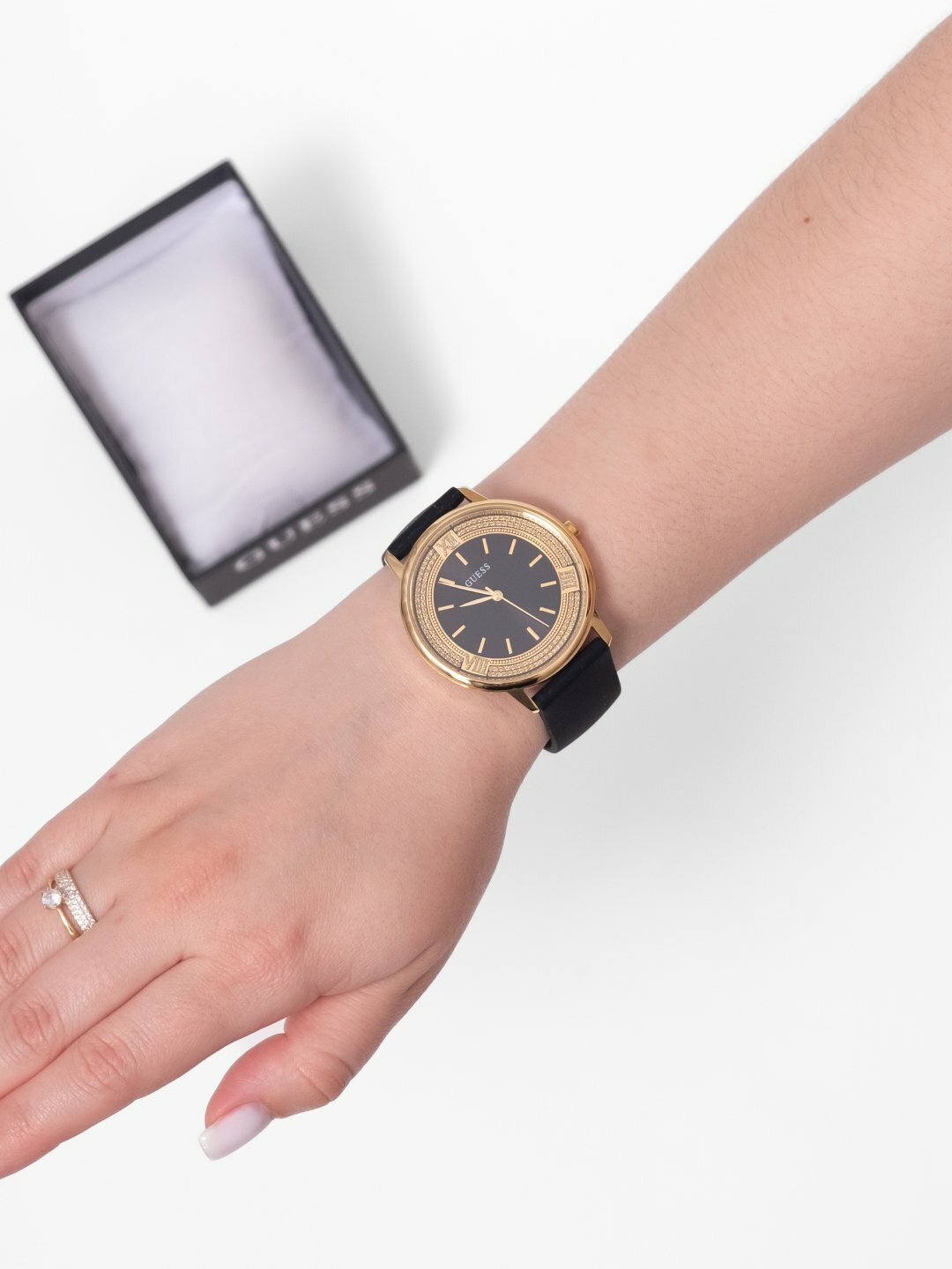 Наручные часы GUESS, черный/золотистый — фото 1