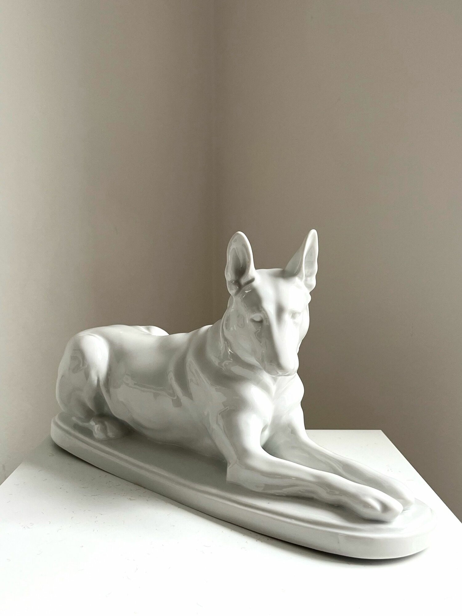 Статуэтка "Овчарка" Фарфор! ЛФЗ! СССР! Состояние! Высота 19 см. Длина 35,5 см.